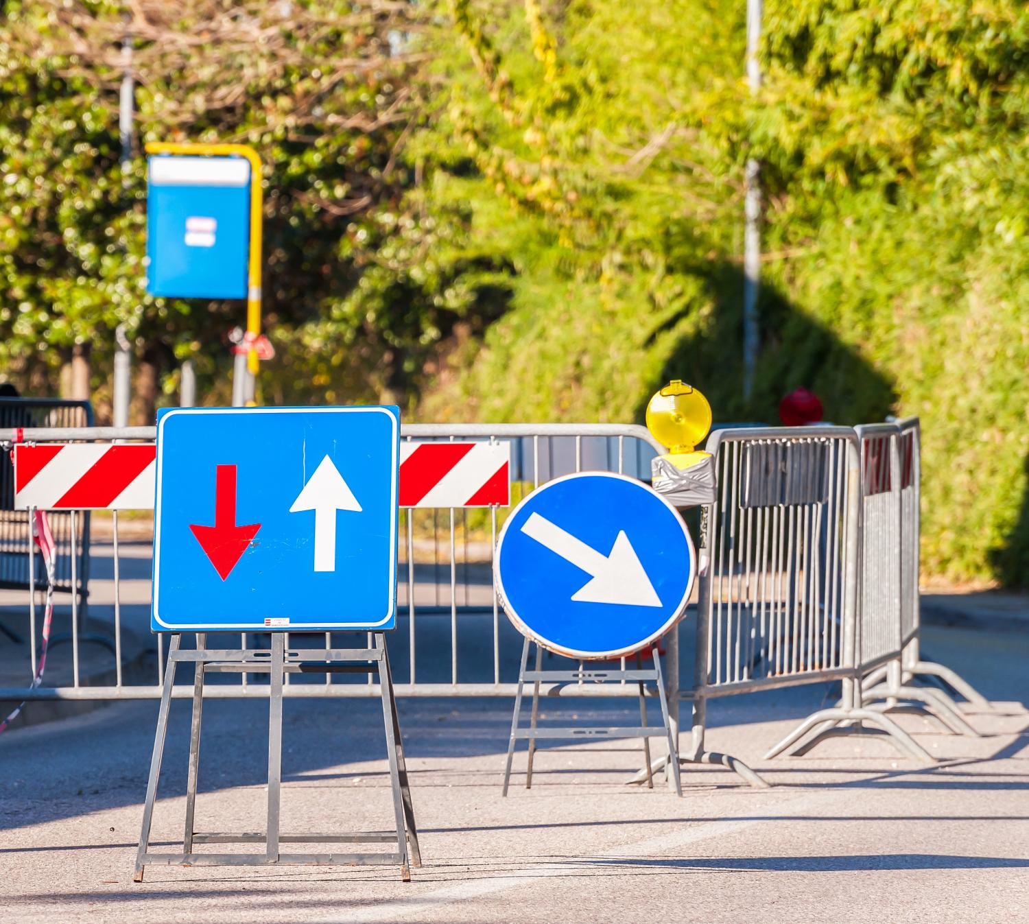 Il Segnale Raffigurato Indica Che La Strada è Interrotta